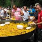 La imagen muestra la gran paellada que se sirvió ayer en Villamañán