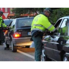 Agentes de la Guardia Civil someten a varios conductores a controles de alcohol a primera hora.