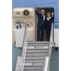 Llegada del presidente Bush y su esposa al aeropuerto de Bucarest