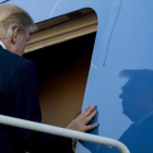 Trump sube a su avión en Hawái.