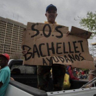 Trabajadores petroleros se manifiestan en Caracas y piden ver a Bachelet.