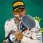 El británico Lewis Hamilton, de Mercedes, celebra su victoria en el GP de Brasil.