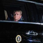 El presidente estadounidense Donald Trump sale de la Casa Blanca rumbo al Capitolio.