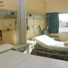 Camas vacías en un hospital.