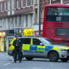 Un policía británico monta guardia en las cercanías del lugar donde tuvo lugar el acto terrorista.