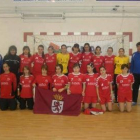 Formación del equipo cadete del León BM tras vencer en Palencia