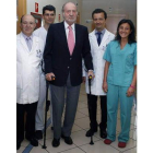 El rey posa con el equipo médico que le atendió hasta ayer en la clínica madrileña.