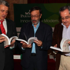 El presidente de Paradores, Miguel Martínez, el autor, Felipe Alonso y el editor, Jesús Egido.