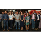 Los premiados posan junto a los responsables de La 8 Bierzo y las autoridades presentes en la gala Teledeportivos. L. DE LA MATA