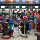 Pasajeros frente al mostrador de BA en el aeropuerto Leonardo da Vinci en Fiumicino (Roma). TELENEWS