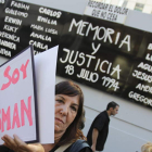 Una mujer durante una manifestación para exigir justicia.
