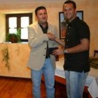 Roberto Arias hace entrega de su premio al «abuelo», Vicente Úriz