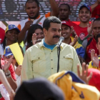 El presidente venezolano, Nicolás Maduro, habla durante una manifestación en Caracas por la decisión de la OEA.
