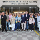 Imagen de familia de cargos populares, ayer en La Bañeza.