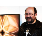 El artista Juan Luis García, con una de las obras que expone en la Fundación Carriegos.