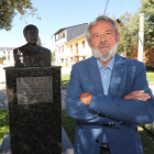 Francisco Fernández Marqués, fotografiado el pasado viernes en Cubillos junto a su busto. A.F. BARREDO