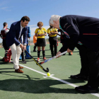 La inauguración del campo de hockey de Villaquilambre contó con el saque de honor. SECUNDINO PÉREZ