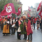 La conmemoración de los héroes leoneses arrancó de Botines y llegó hasta la Plaza Mayor