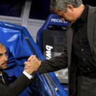 El entrenador del Real Madrid, José Mourinho, saluda al técnico del Barcelona, Pep Guardiola.