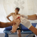 Una fotografía cedida por el diario La Capital del 25 de diciembre de 2013 muestra a un bañista herido en el pie en Rosario (Argentina).