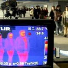 Un sistema de termómetro a distancia controla la temperatura del pasaje en el aeropuerto de Seul