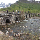 Hornindal, en Noruega. Al otro lado del puente se encuentra la referencia que buscamos.