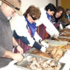 Preparación de las raciones de costilla de cerdo en las jornadas de la matanza de Riaño.