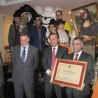 Álvarez, Alejo, Mesquida y Palazuelo, con algunos carnavaleros que asistieron al acto.