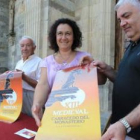 Los miembros de la organización posan con el cartel de la décimotercera edición.