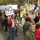 Integrantes y simpatizantes del Movimiento 15-M, durante la manifestación convocada hoy en Madrid por un cambio de modelo económico y social y en defensa de lo público.