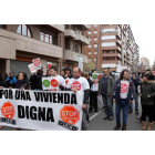 Un momento de la concentración frente a la sede del PP en el paseo de Salamanca.