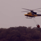 Un helicóptero descarga en la zona de Puente. ANA F. BARREDO