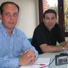 Los concejales de la UPL, José María Díez y Luis Mariano Santos, en el momento de la rueda de prensa