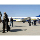 Llegada del primer vuelo de Ryanair Londres-Valladolid al aeropuerto de Villanubla, en el año 2003.