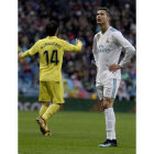 El delantero portugués del Real Madrid, Cristiano Ronaldo, desolado tras la derrota blanca. KIKO HUESCA