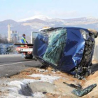 Estado en que quedó el turismo accidentado en La Robla.