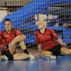 Las jugadoras del Cleba, Cristina y Alicia, durante los entrenamientos.