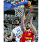 Marc Gasol intenta encestar ante el griego Kostas Papanikolaou durante el partido.