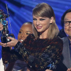 La cantante Taylor Swift recogiendo un premio.
