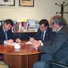 El alcalde (en el centro), durante la firma con Construcciones Carriegos