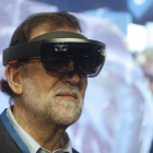 El presidente del Gobierno y líder del PP, Mariano Rajoy, con unas gafas de realidad virtual tras su llegada a la segunda jornada del XVIII Congreso nacional del partido que se celebra este fin de semana en la Caja Mágica, en Madrid.