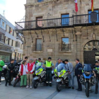 Los organizadores y el alcalde, ayer delante del Ayuntamiento de Astorga. DL