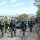 Policías mexicanos en la colonia La Parota, a las afueras de Iguala, donde fueron halladas las fosas.