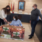 Momento en el que se extrajo la tarjeta ganadora en presencia del alcalde. DL
