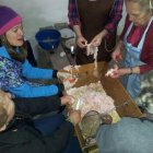 Un momento de la elaboración de las morcillas.