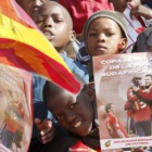Niños sudafricanos con la bandera española y carteles de la Roja, ante el cuartel general de la sele