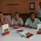 El autor, en el centro, durante la presentación del libro en Azadinos
