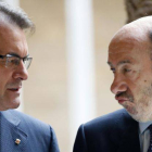 Alfredo Pérez Rubalcaba (d) y Artur Mas (i), durante su encuentro en el Palau de la Generalitat.