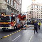 Servicios de emergencias para sofocar el incendio en el número 48 de la Gran Vía de Madrid, este lunes.