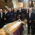 El féretro de don Enrique cubierto con una palma esta tarde en la iglesia del Mercado durante su funeral.